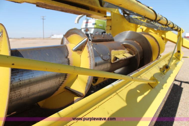 image for item G5721 2006 John Deere 640B pickup head