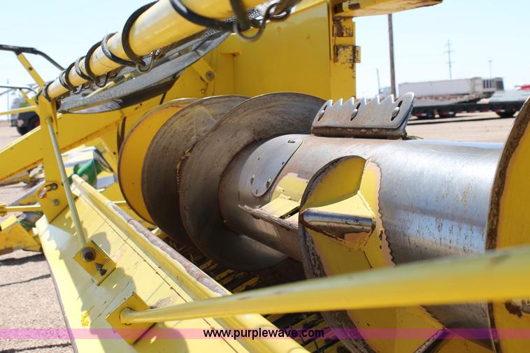 image for item G5721 2006 John Deere 640B pickup head