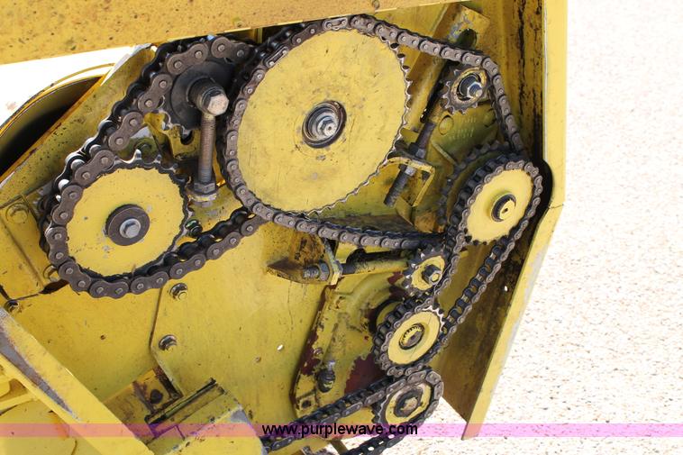 image for item G5721 2006 John Deere 640B pickup head