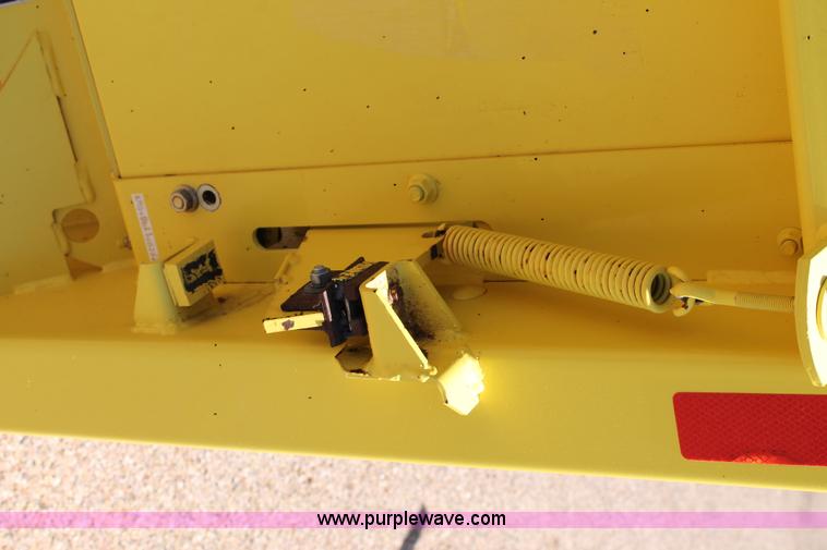 image for item G5721 2006 John Deere 640B pickup head