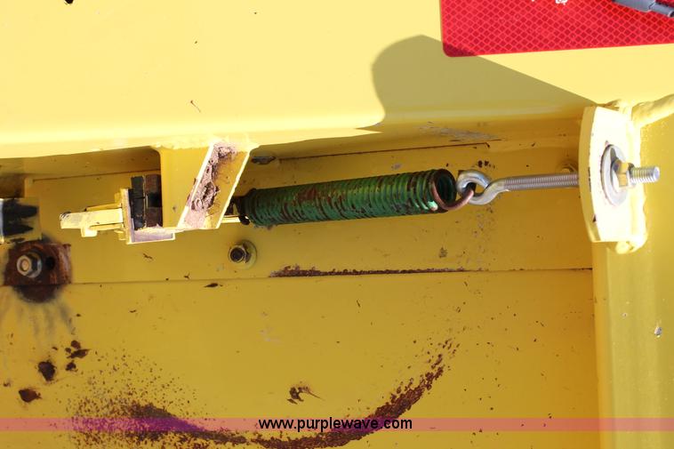 image for item G5721 2006 John Deere 640B pickup head