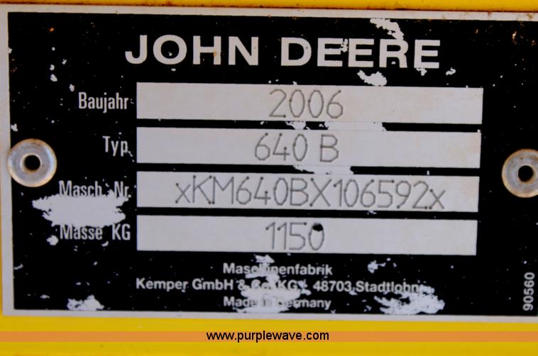 image for item G5721 2006 John Deere 640B pickup head