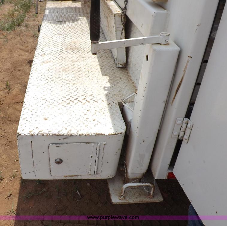 image for item H7114 2007 GMC C5500 service truck