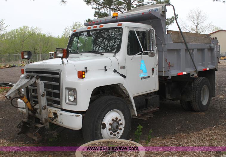 image for item AA9022 1986 International S1700 dump truck