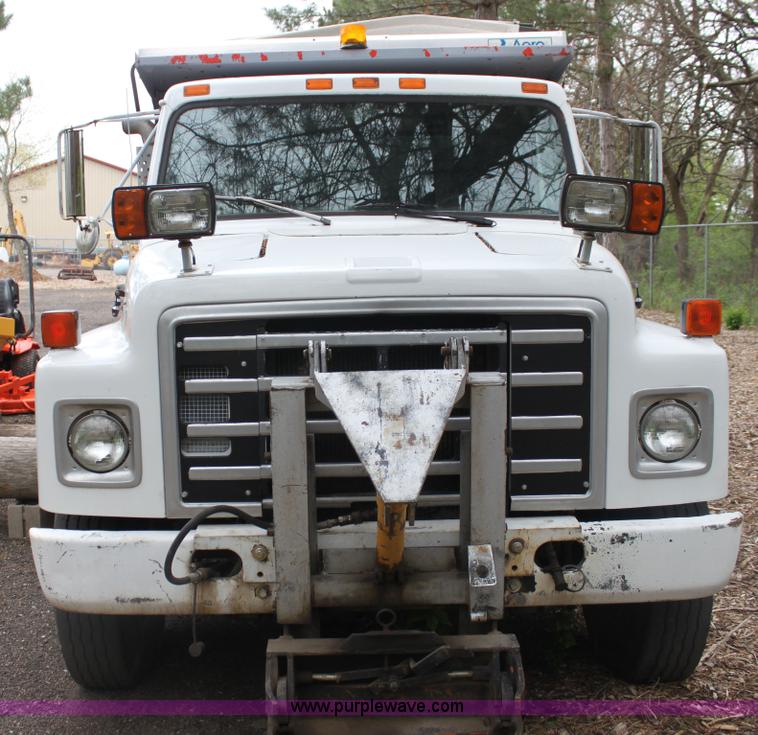 image for item AA9022 1986 International S1700 dump truck