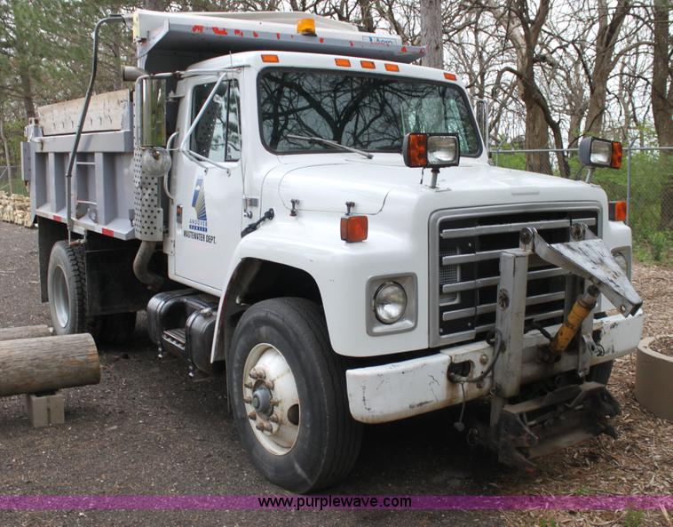 image for item AA9022 1986 International S1700 dump truck