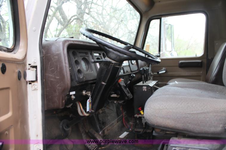 image for item AA9022 1986 International S1700 dump truck