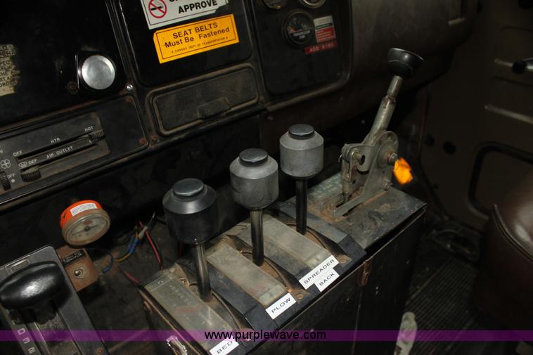 image for item AA9022 1986 International S1700 dump truck