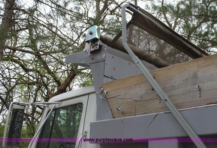 image for item AA9022 1986 International S1700 dump truck