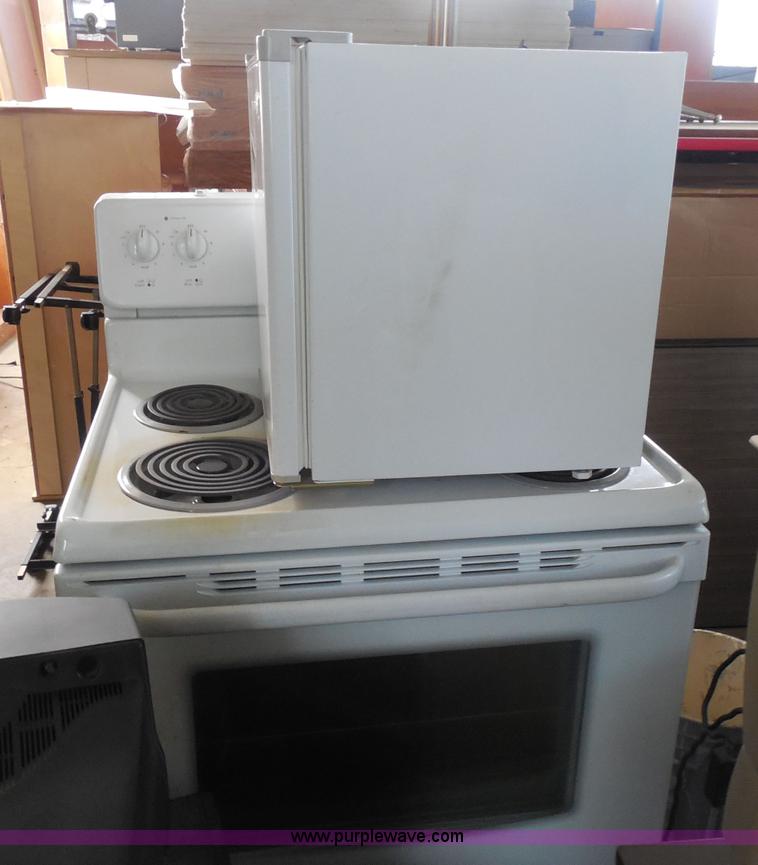 image for item AD9356 Open range and mini refrigerator