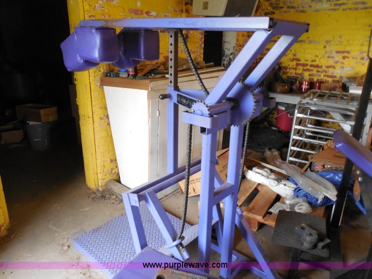 image for item AD9393 Weight room equipment