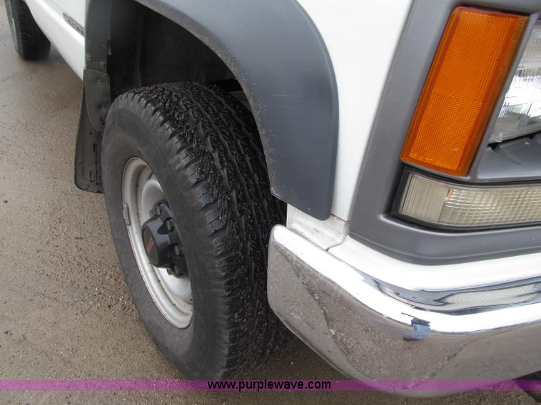 image for item D7356 1995 GMC 2500 SL pickup truck