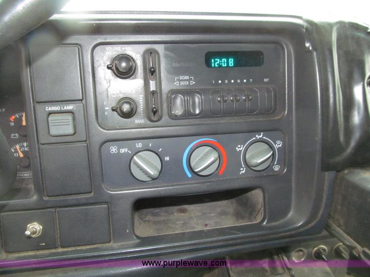 image for item D7356 1995 GMC 2500 SL pickup truck