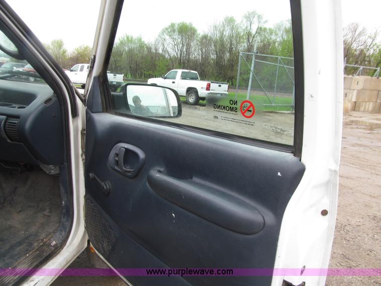 image for item D7356 1995 GMC 2500 SL pickup truck