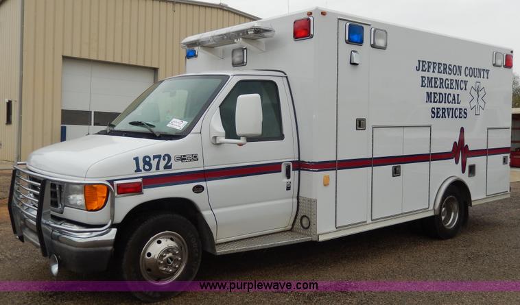 image for item D8062 2003 Ford 801 ambulance