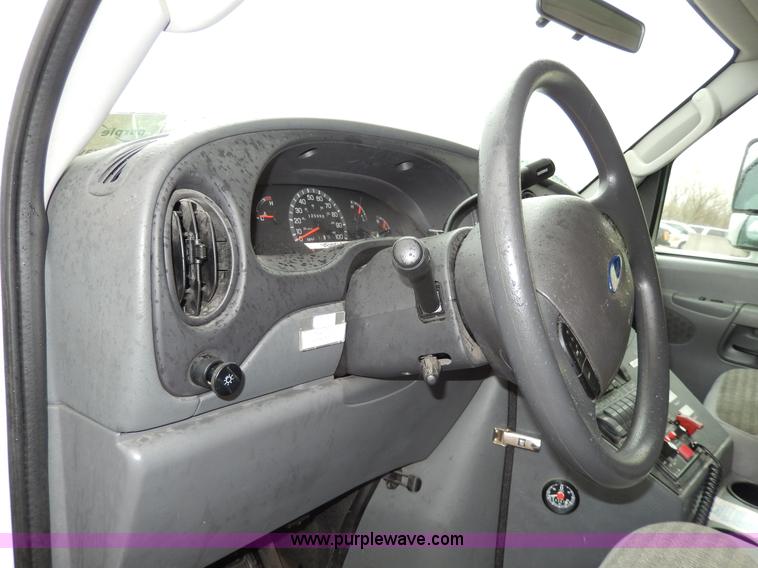 image for item D8062 2003 Ford 801 ambulance