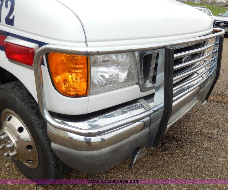 image for item D8062 2003 Ford 801 ambulance