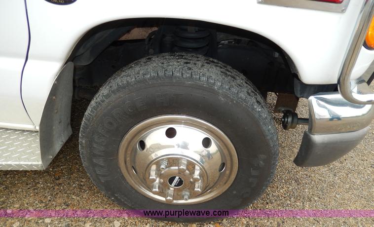 image for item D8062 2003 Ford 801 ambulance