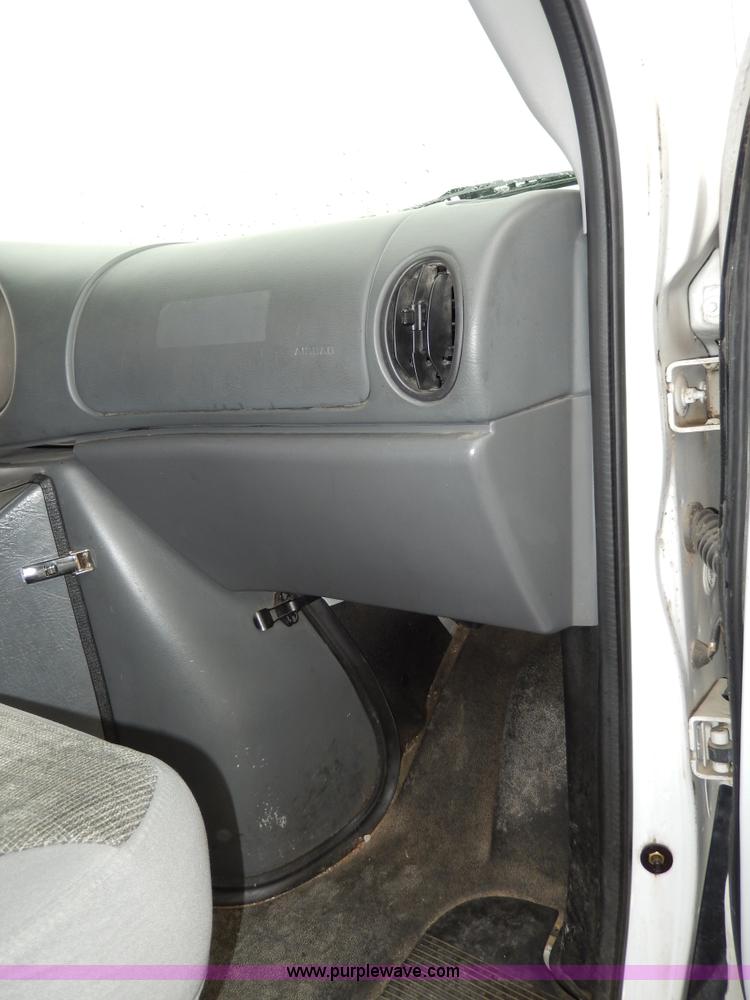 image for item D8062 2003 Ford 801 ambulance