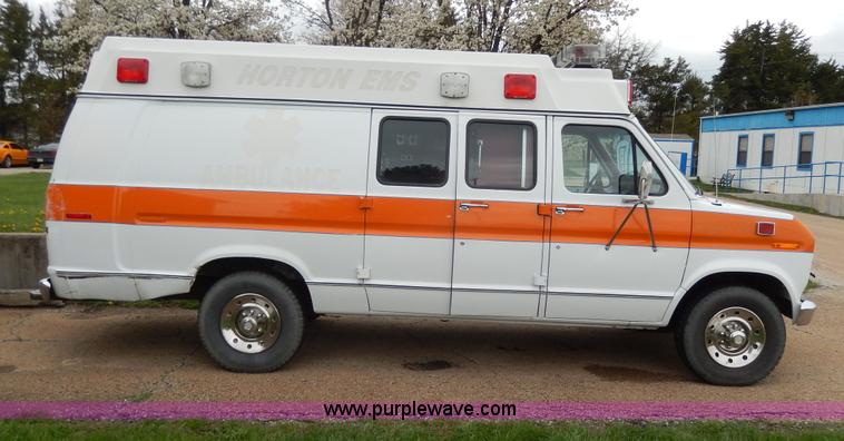 image for item D8065 1989 Ford E350 Econoline XLT ambulance