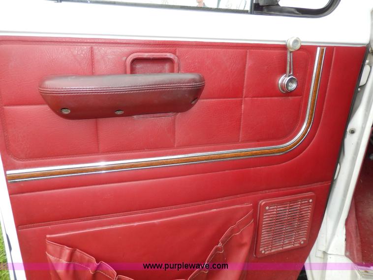 image for item D8065 1989 Ford E350 Econoline XLT ambulance