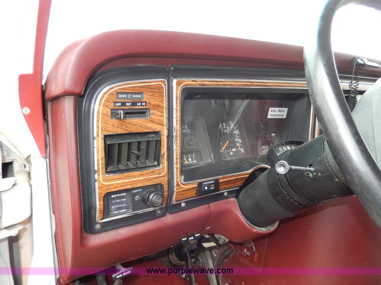 image for item D8065 1989 Ford E350 Econoline XLT ambulance