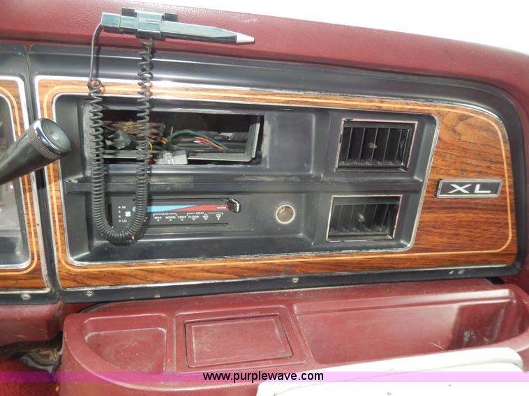 image for item D8065 1989 Ford E350 Econoline XLT ambulance