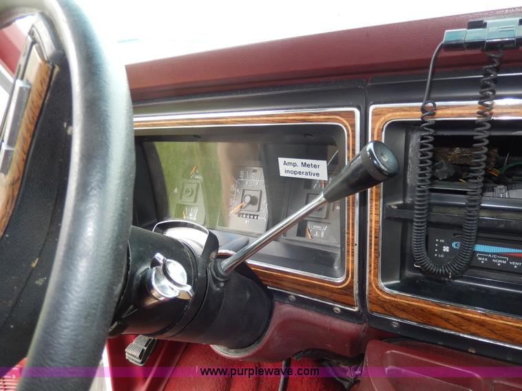 image for item D8065 1989 Ford E350 Econoline XLT ambulance