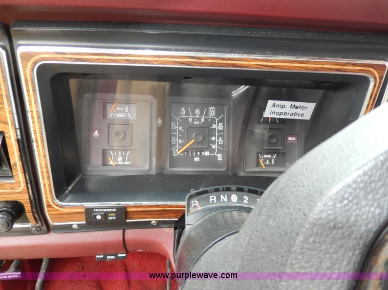 image for item D8065 1989 Ford E350 Econoline XLT ambulance