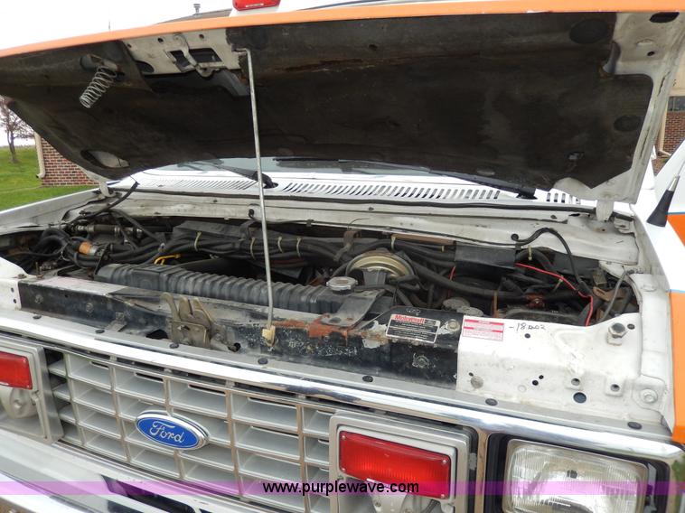 image for item D8065 1989 Ford E350 Econoline XLT ambulance
