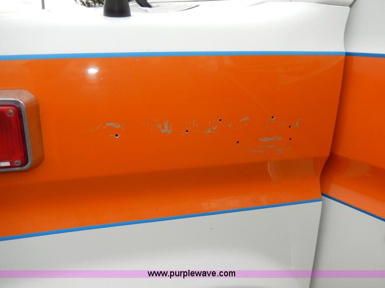 image for item D8065 1989 Ford E350 Econoline XLT ambulance