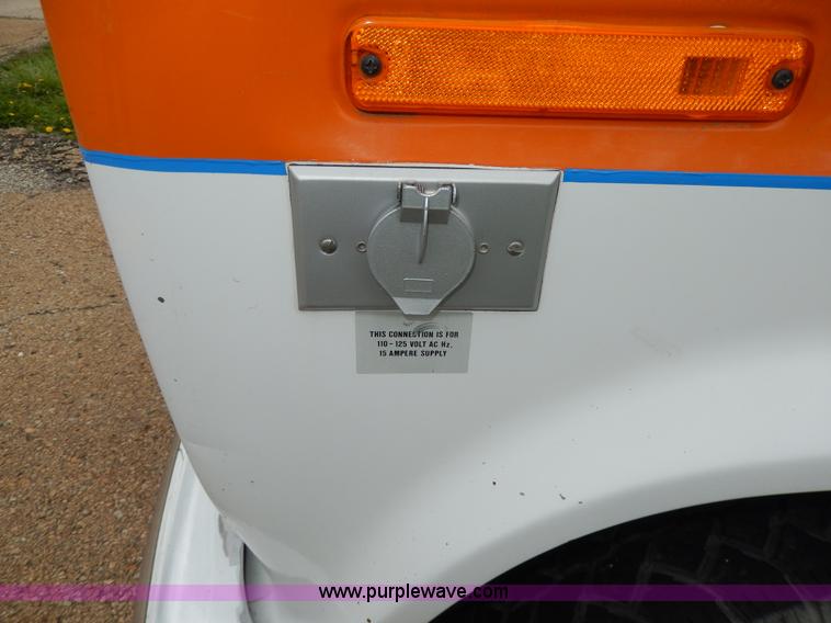 image for item D8065 1989 Ford E350 Econoline XLT ambulance