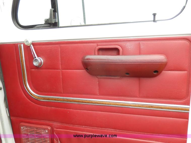 image for item D8065 1989 Ford E350 Econoline XLT ambulance