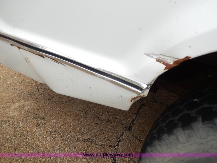 image for item D8065 1989 Ford E350 Econoline XLT ambulance