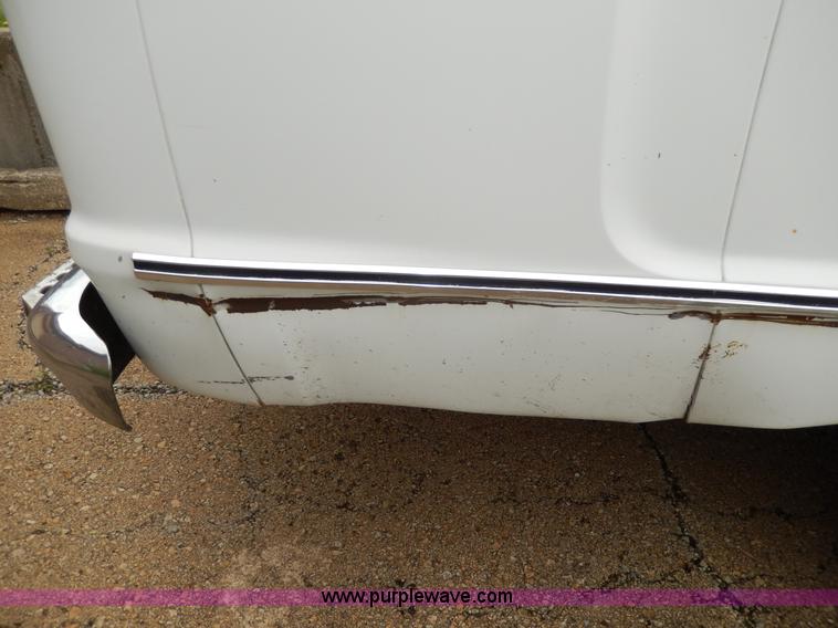 image for item D8065 1989 Ford E350 Econoline XLT ambulance