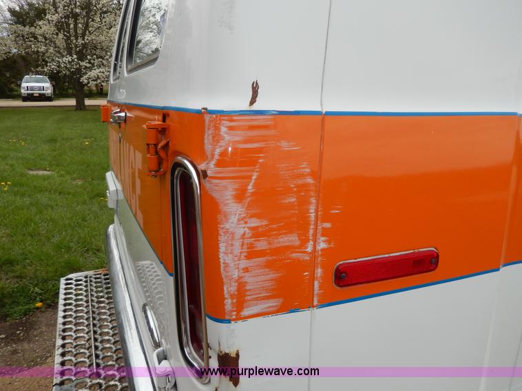image for item D8065 1989 Ford E350 Econoline XLT ambulance