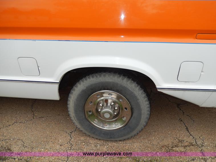 image for item D8065 1989 Ford E350 Econoline XLT ambulance