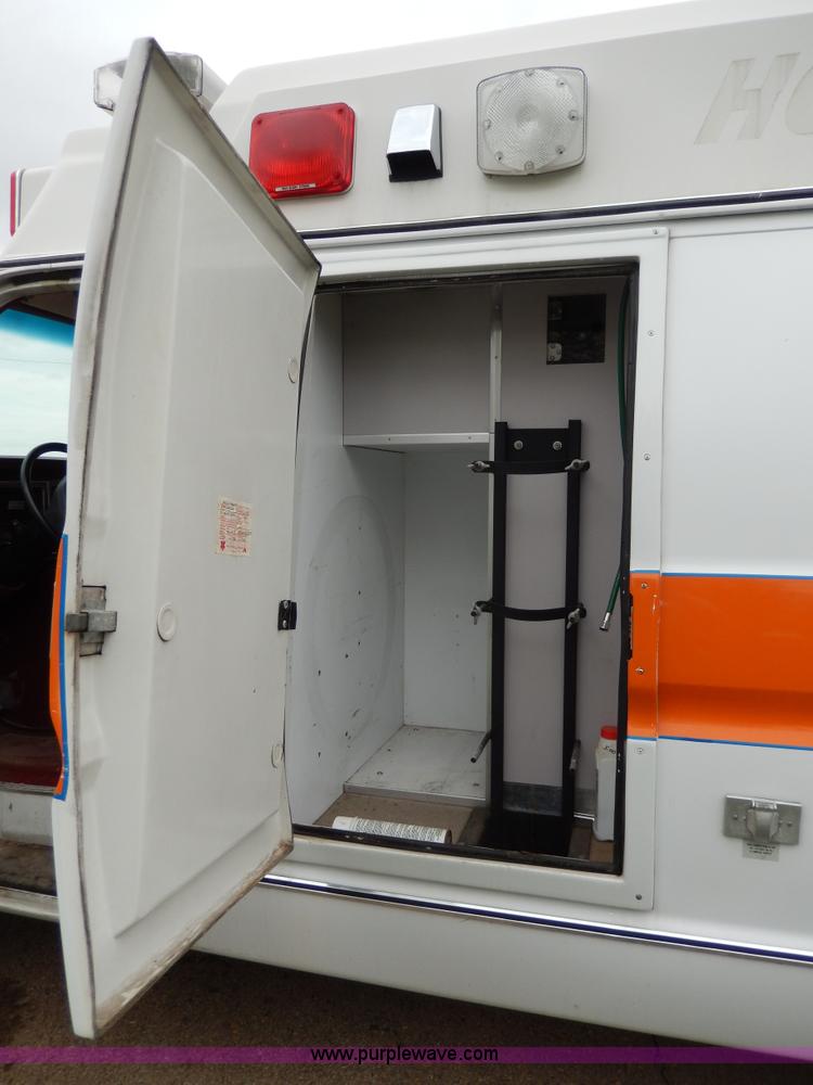 image for item D8065 1989 Ford E350 Econoline XLT ambulance