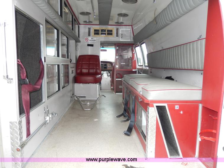 image for item D8065 1989 Ford E350 Econoline XLT ambulance