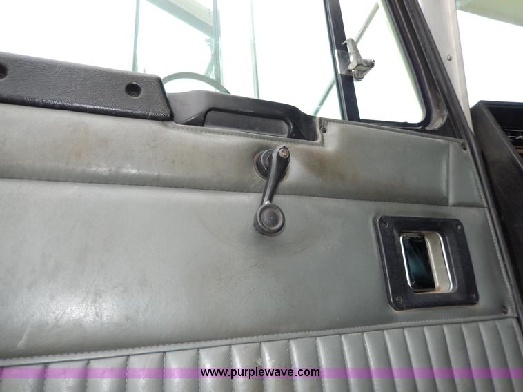 image for item D8115 1996 Kenworth T823 semi truck