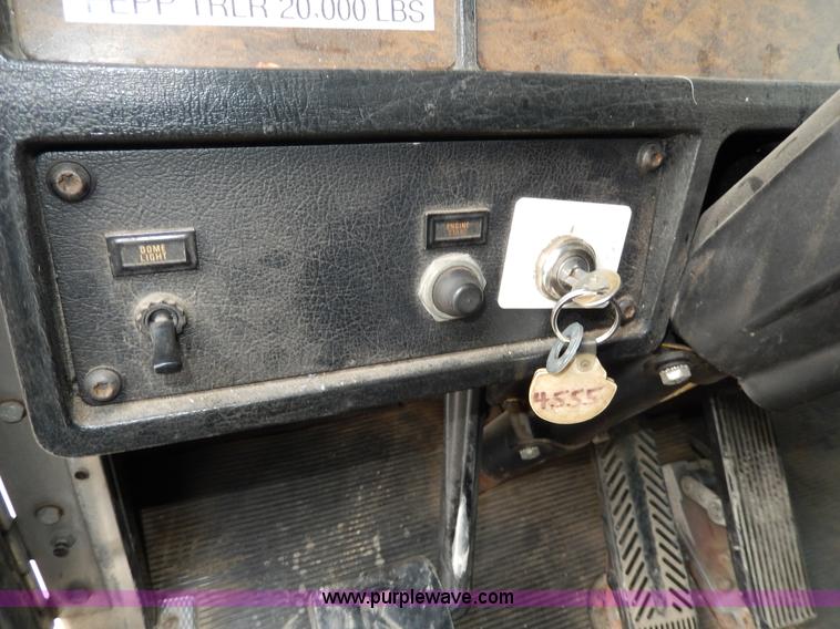 image for item D8115 1996 Kenworth T823 semi truck