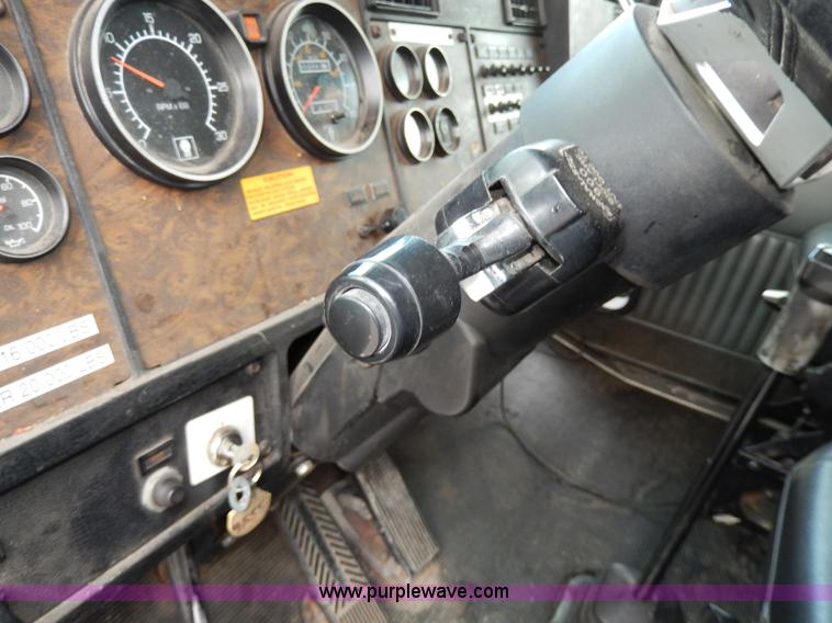 image for item D8115 1996 Kenworth T823 semi truck