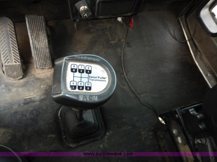 image for item D8115 1996 Kenworth T823 semi truck