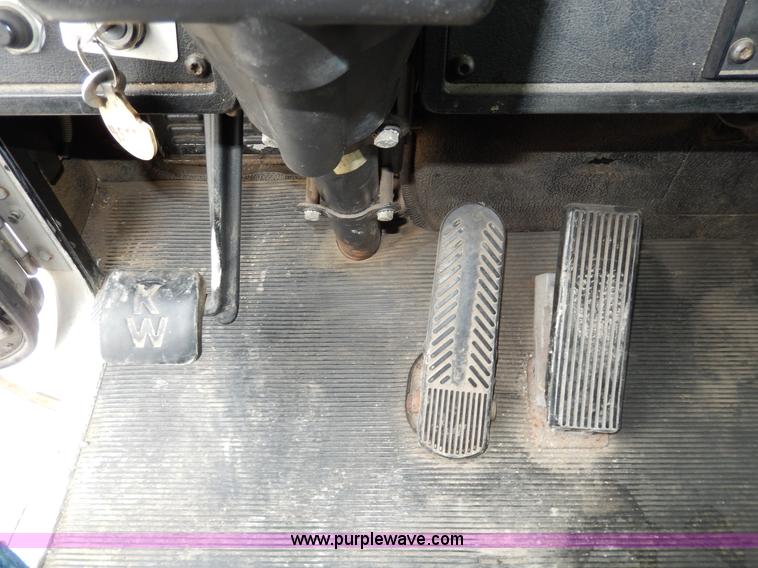 image for item D8115 1996 Kenworth T823 semi truck