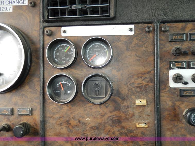 image for item D8115 1996 Kenworth T823 semi truck