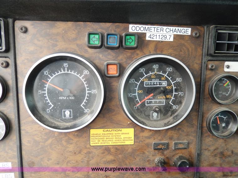 image for item D8115 1996 Kenworth T823 semi truck