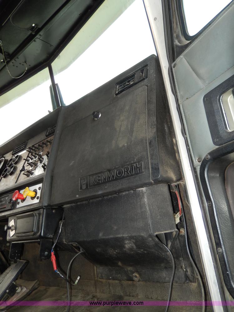 image for item D8115 1996 Kenworth T823 semi truck