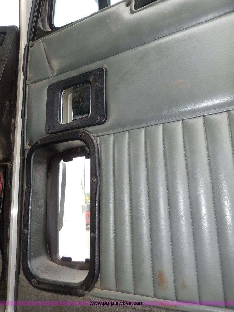 image for item D8115 1996 Kenworth T823 semi truck