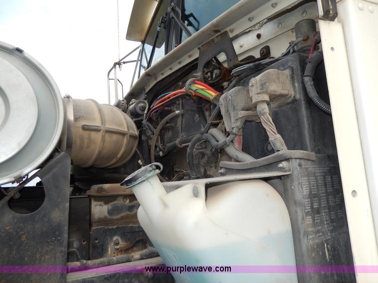 image for item D8115 1996 Kenworth T823 semi truck