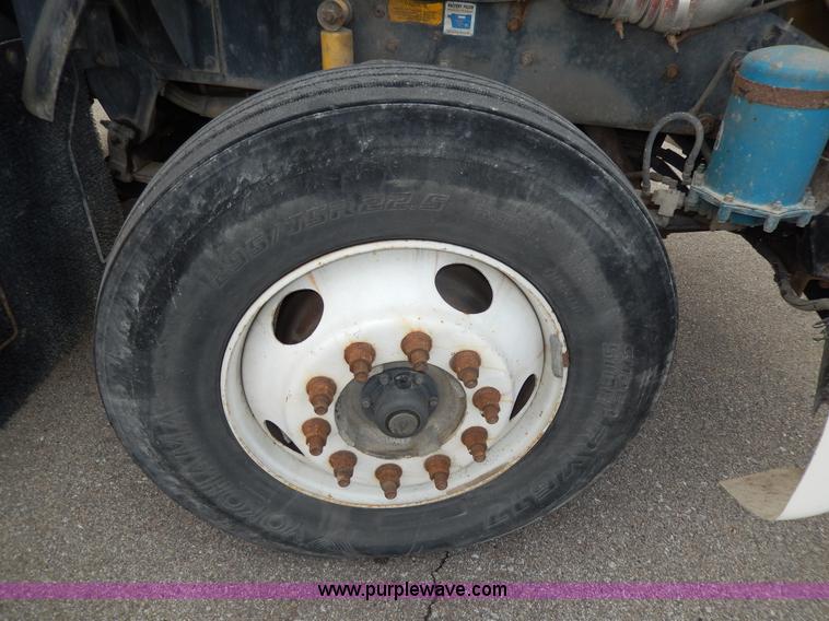 image for item D8115 1996 Kenworth T823 semi truck